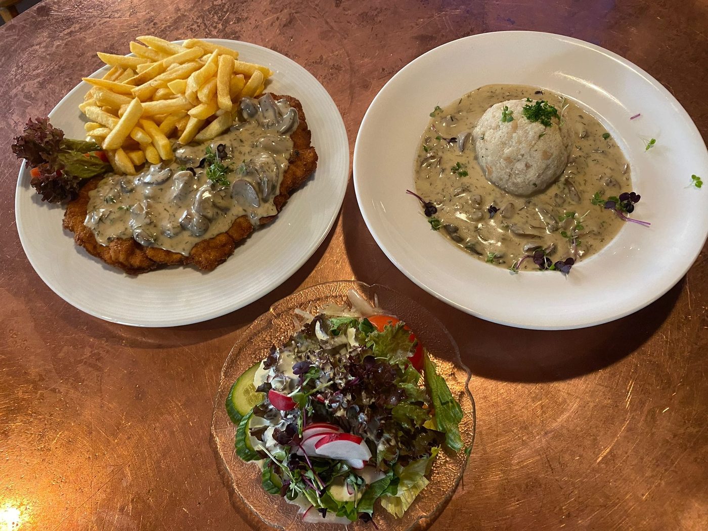 Schnitzel mit Pommes frites und Salat